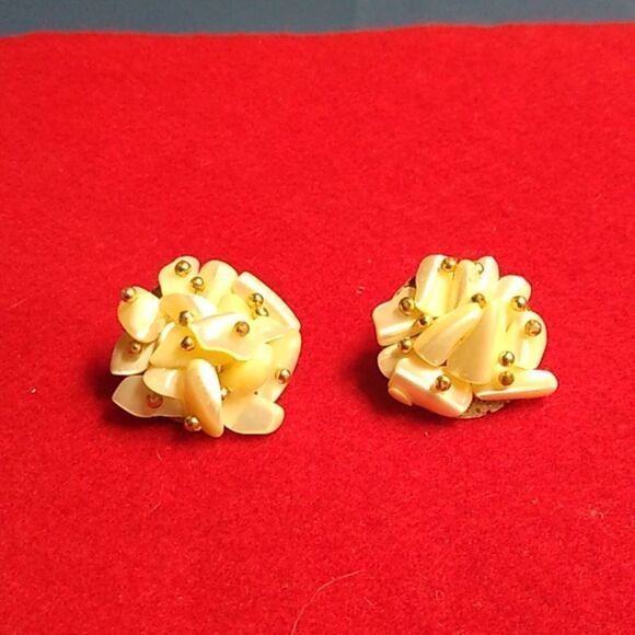 Vintage Mother of Pearl Chips Gold Tone Metal Beads Clip Earrings Cottagecore - Picture 1 of 7